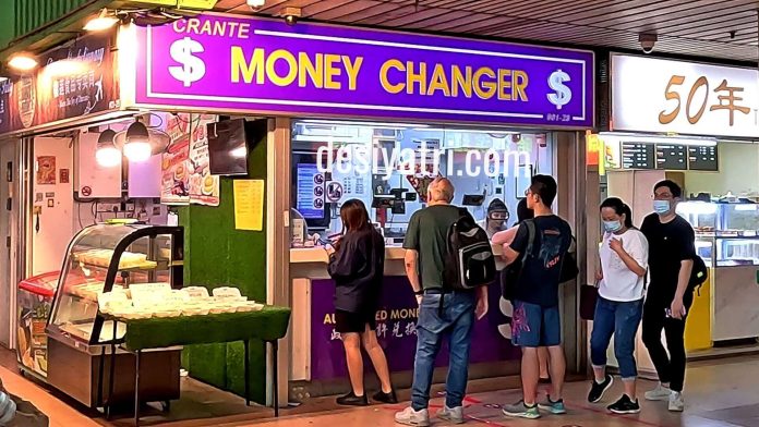 Crante Money Changer at People's Park Complex, Chinatown, Singapore
